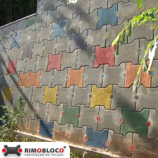 Aplicação de Muro de Arrimo com placas pré-moldadas em Embu